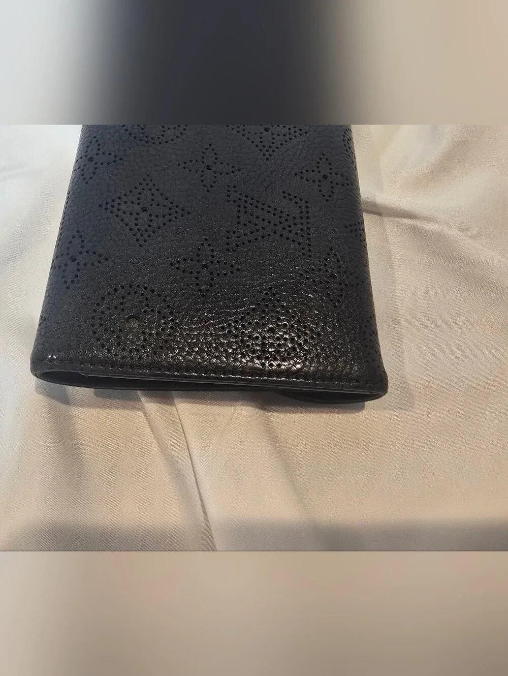 AUTHENTIC Louis Vuitton Long Wallet – Classic Flap & Clasp – Amelia Mahina-black